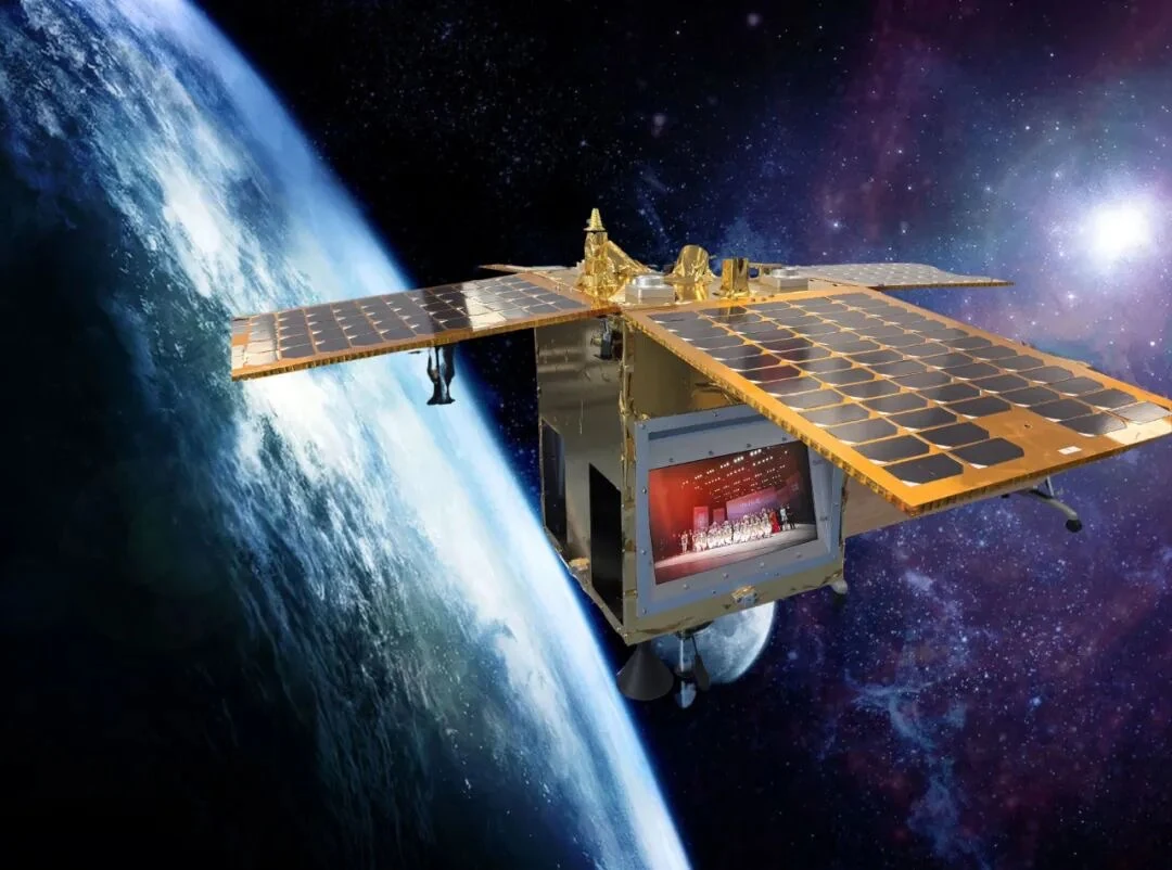 有戏号卫星展开太阳翼，运行于地球上空的示意图